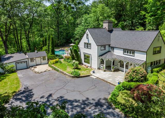 Property at 77 Crest Rd, Middlebury, CT 06762, 4 beds, 3.5 baths