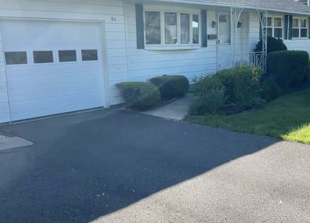 Property at 20 Regency Dr, West Hartford, CT 06110, 3 beds, 1.5 baths