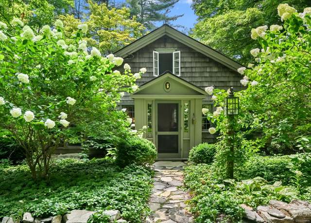 Property at 6 Old Mailcoach Rd, Redding, CT 06896, 2 beds, 1.5 baths