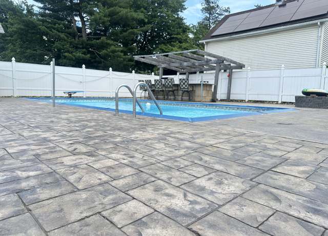 Property at 27 Woodbridge Ave, East Hartford, CT 06108, 2 beds, 1 bath