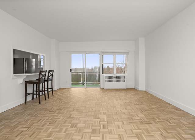 Property at 80 Cartright St Unit 8B, Bridgeport, CT 06604, 1 bath