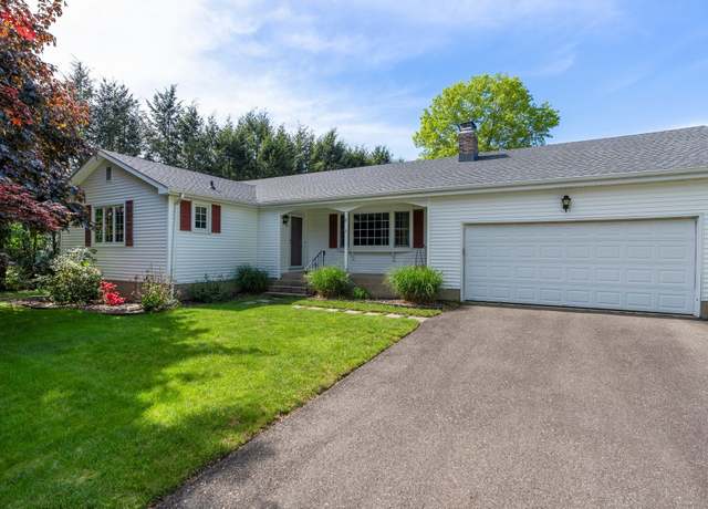 Property at 8 Hampshire Pl, Cromwell, CT 06416, 3 beds, 1.5 baths