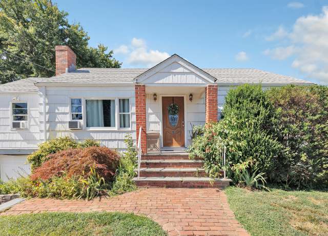 Property at 574 Thorme St, Bridgeport, CT 06606, 3 beds, 1 bath