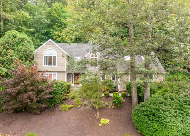 Property at 27 Oakridge, Farmington, CT 06085, 4 beds, 2.5 baths