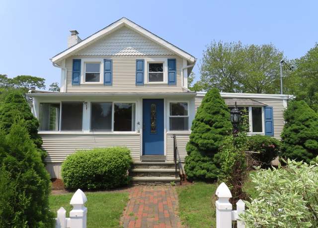 Property at 41 Connecticut Rd, Old Lyme, CT 06371, 4 beds, 1.5 baths
