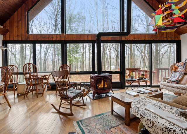 Property at 162 Hattertown Rd, Newtown, CT 06470, 5 beds, 3 baths