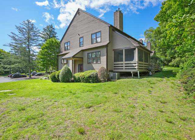Property at 17 Hollow Tree Ln #17, Monroe, CT 06468, 2 beds, 2.5 baths
