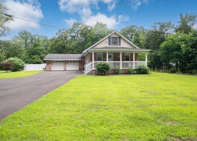 Property at 225 Whittemore Rd, Middlebury, CT 06762, 3 beds, 1 bath
