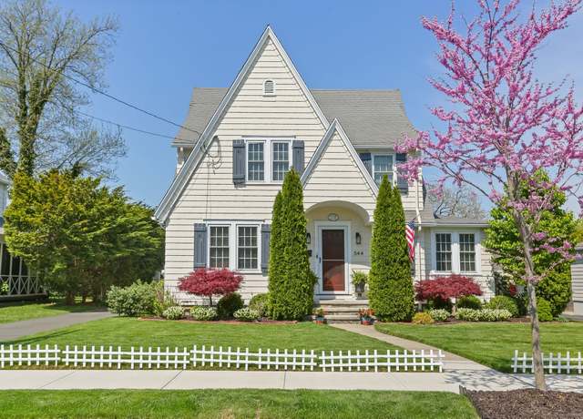 Property at 344 Lake Ave, Bridgeport, CT 06605, 3 beds, 2.5 baths