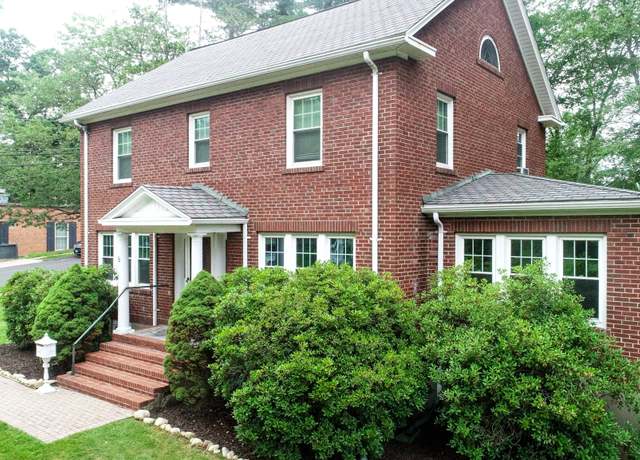 Property at 72 Lovely St, Farmington, CT 06085, 3 beds, 2.5 baths