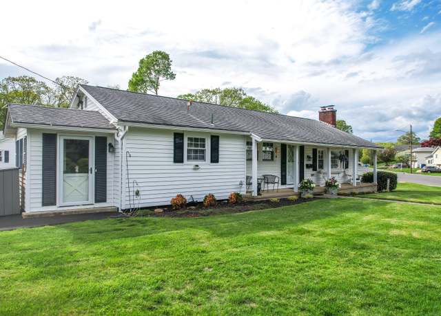 Property at 91 Parklawn Dr, Waterbury, CT 06708, 3 beds, 1.5 baths