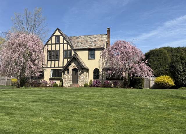 Property at 13 Outlook Dr, Darien, CT 06820, 4 beds, 2.5 baths