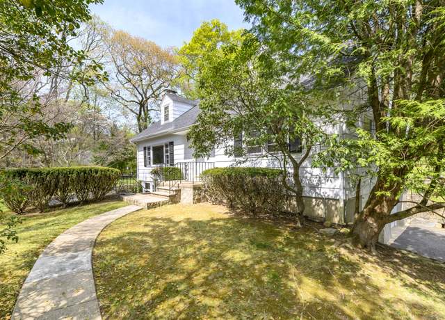 Property at 35 Woodbrook Dr, Stamford, CT 06907, 5 beds, 2.5 baths