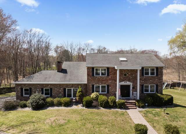 Property at 7 Williams Ln, Newtown, CT 06470, 3 beds, 3.5 baths