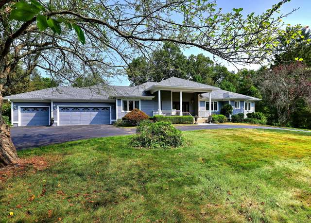 Property at 17 Bunker Hill Rd, Woodbridge, CT 06525, 3 beds, 2.5 baths