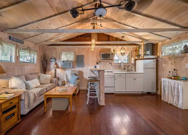 Property at 92 Fourth Ave, Madison, CT 06443, 2 beds, 1 bath