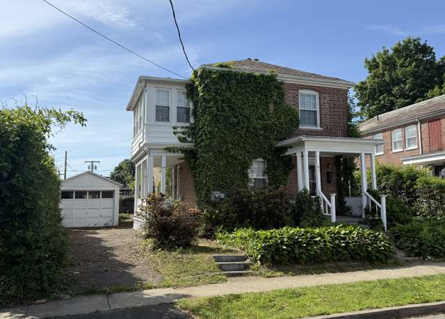 Property at 27 Longview Ave, Fairfield, CT 06824, 4 beds, 2 baths