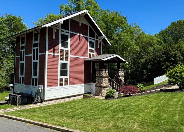 Property at 135 Poplar Dr, Cheshire, CT 06410, 2 beds, 1.5 baths
