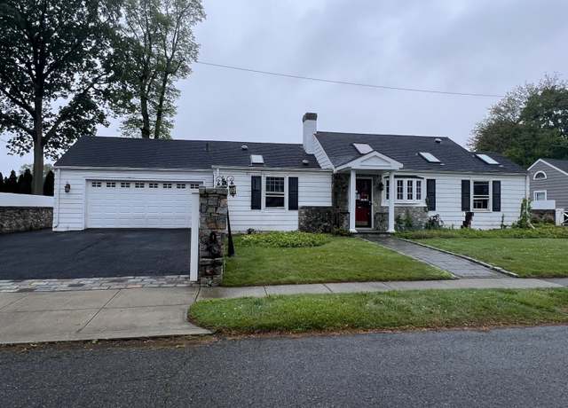 Property at 39 Commodore Pl, Milford, CT 06460, 2 beds, 1.5 baths