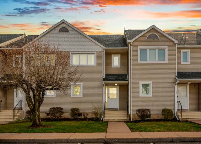 Property at 12 Oak Ridge Dr #12, Windsor Locks, CT 06096, 2 beds, 2.5 baths