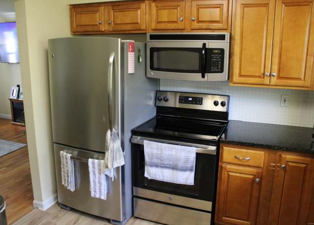 Property at 66 LONG MEADOW Hill Rd #1, Brookfield, CT 06804, 2 beds, 1 bath