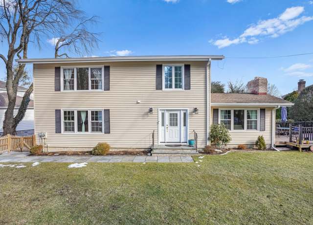Property at 18 Coachlamp Ln, Stamford, CT 06902, 3 beds, 2.5 baths