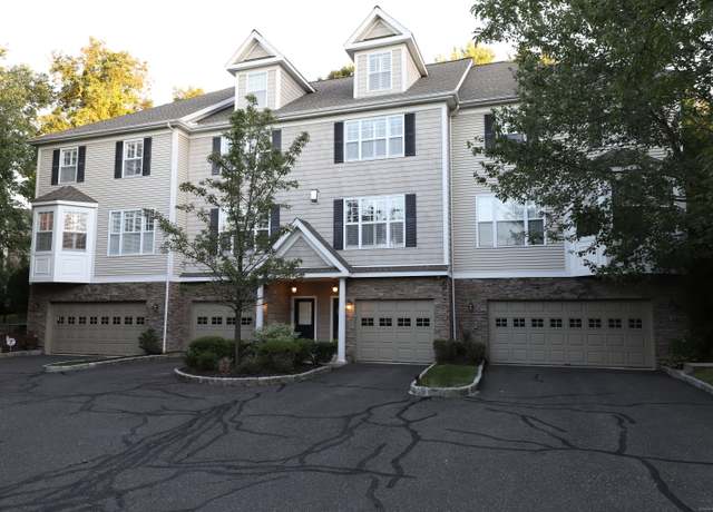 Property at 70 Woodcrest Ln #70, Danbury, CT 06810, 2 beds, 2.5 baths