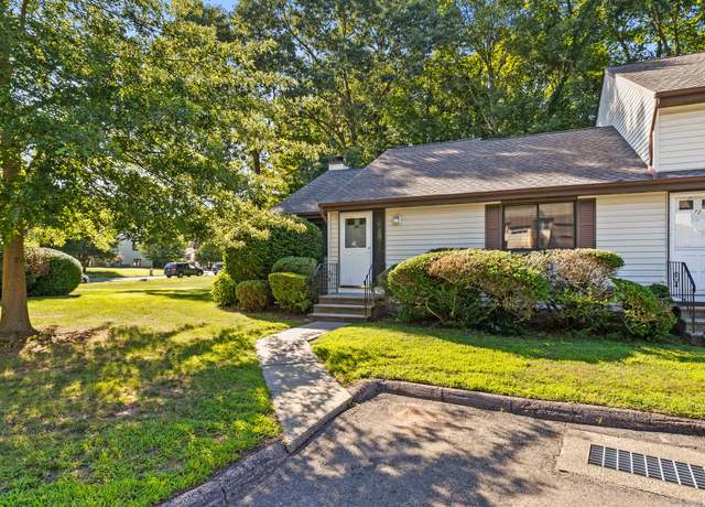 Property at 7 Oak Forest Dr #1, Manchester, CT 06042, 2 beds, 1.5 baths
