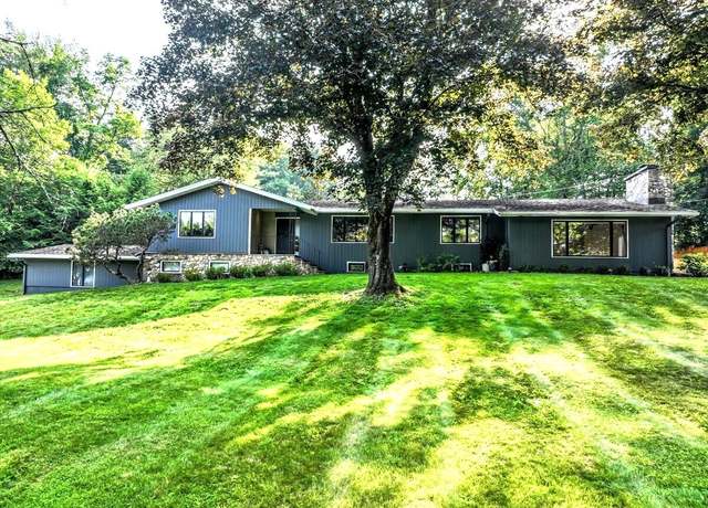 Property at 10 Fernbrook Dr, Brookfield, CT 06804, 4 beds, 3.5 baths