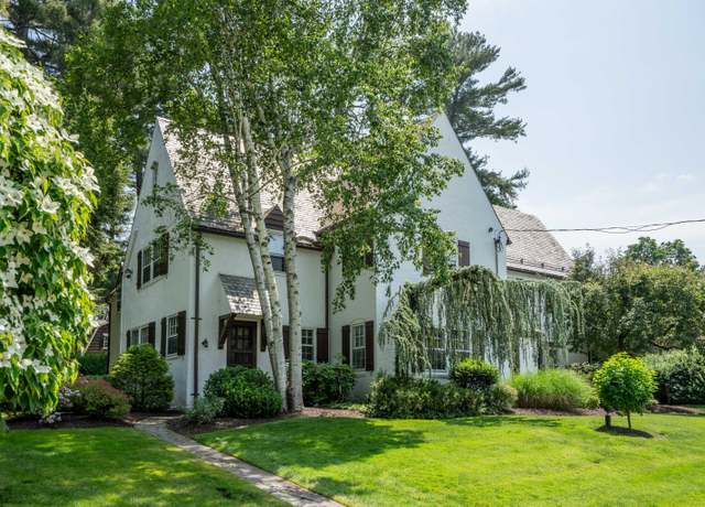 Property at 10 Norwood Rd, West Hartford, CT 06117, 5 beds, 4.5 baths