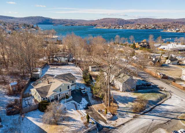Property at 16 Horseshoe Dr, Brookfield, CT 06804, 4 beds, 3 baths