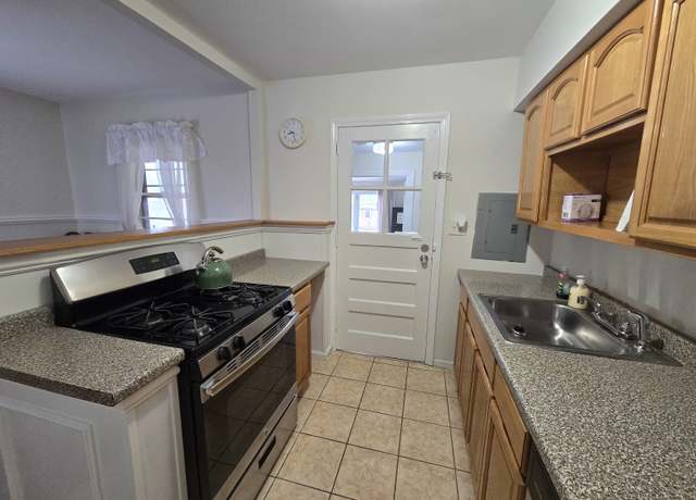 Property at 166 Larkin Ct, Stratford, CT 06615, 2 beds, 1 bath