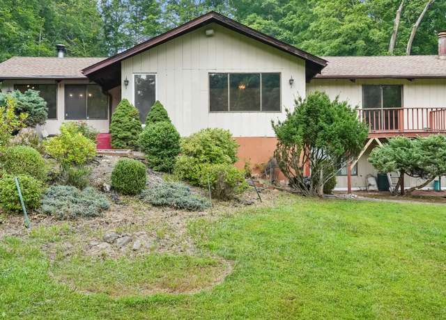 Property at 13 Fir Dr, Danbury, CT 06811, 5 beds, 4 baths