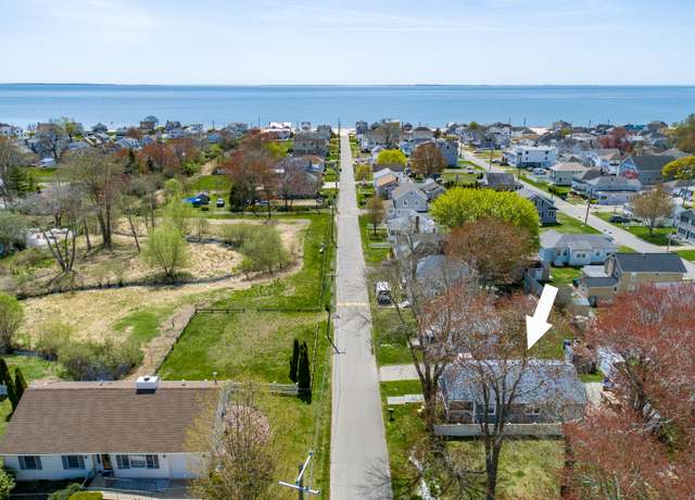 Property at 33 Gorton Ave, Old Lyme, CT 06371, 3 beds, 1.5 baths