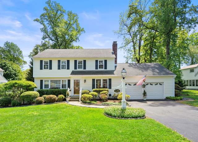 Property at 129 Brookmere Dr, Fairfield, CT 06824, 4 beds, 2.5 baths