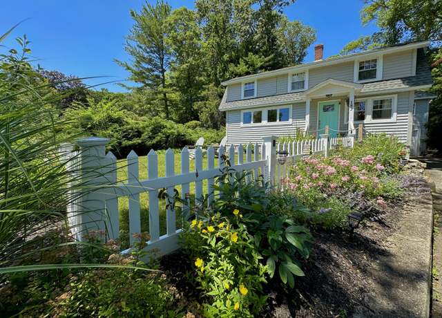 Property at 182 Oswegatchie Rd, Waterford, CT 06385, 2 beds, 1.5 baths