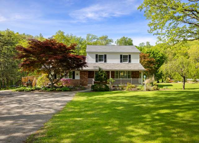 Property at 10 Rockwood Ln, Danbury, CT 06811, 4 beds, 3.5 baths