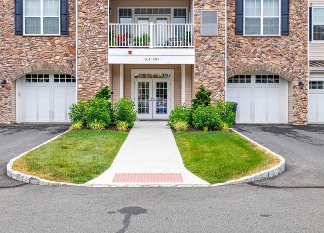Property at 605 Brookside Ct #605, Newtown, CT 06470, 2 beds, 2 baths