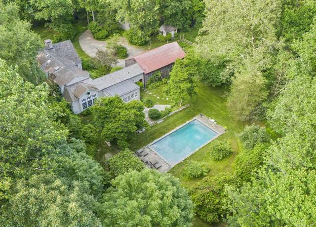 Property at 36 Burnt Swamp Rd, Woodbridge, CT 06525, 5 beds, 3.5 baths