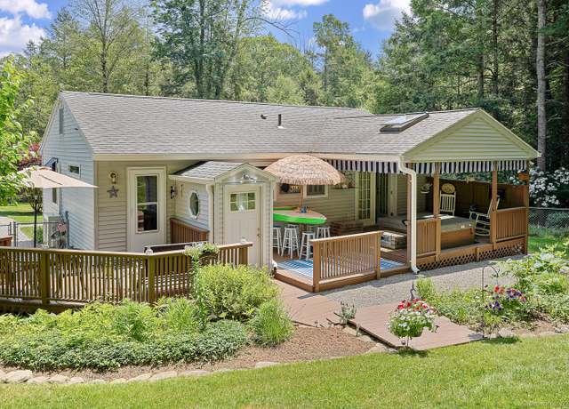 Property at 47 Little Bungee Hill Rd, Woodstock, CT 06282, 4 beds, 1.5 baths