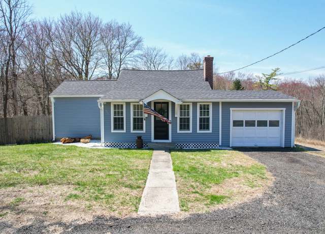 Property at 119 Christian Rd, Middlebury, CT 06762, 2 beds, 1.5 baths