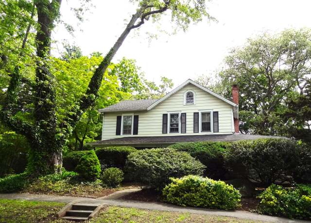 Property at 209 S Pine Creek Rd, Fairfield, CT 06824, 3 beds, 2 baths