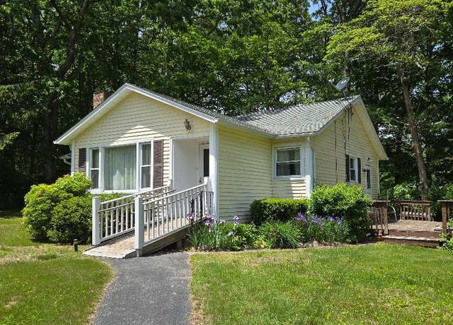 Property at 11 Stone Ct, Ledyard, CT 06335, 3 beds, 1 bath