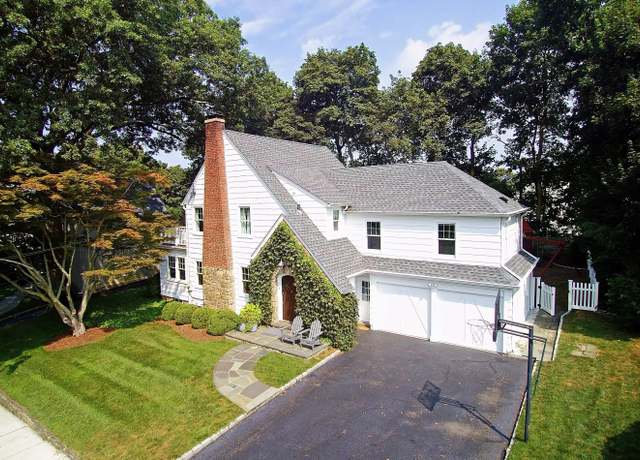 Property at 7 Buckingham Pl, Norwalk, CT 06851, 4 beds, 2.5 baths