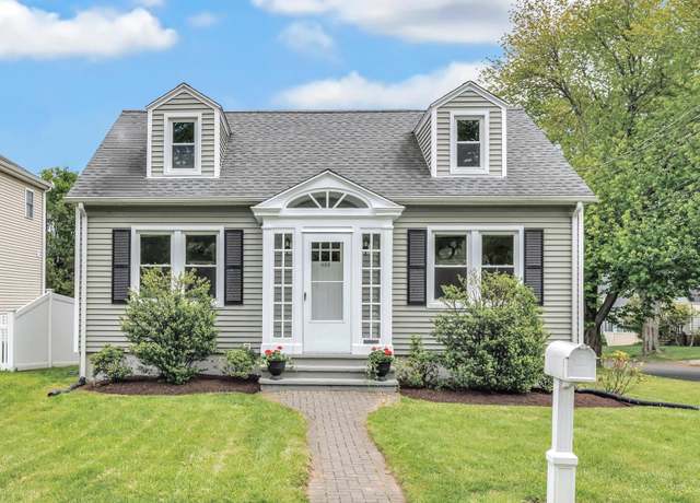 Property at 435 Lenox Rd, Fairfield, CT 06825, 3 beds, 1 bath