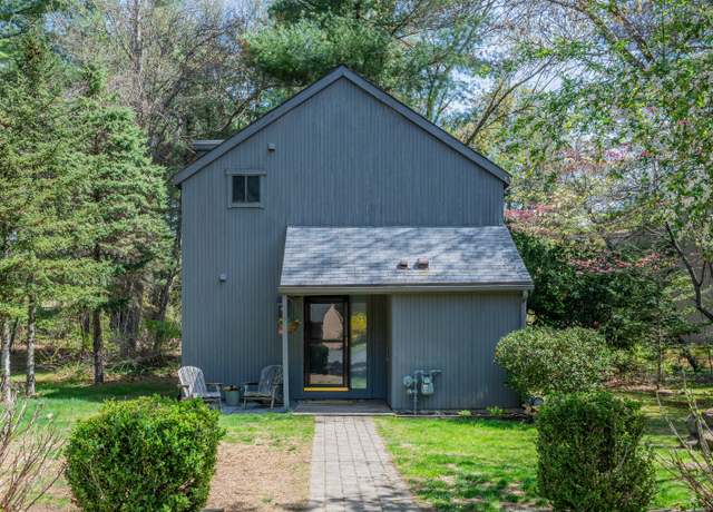 Property at 7 Gray Pine Cmn #7, Avon, CT 06001, 2 beds, 1.5 baths