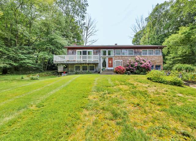 Property at 27 North Rd, Waterford, CT 06385, 4 beds, 3 baths