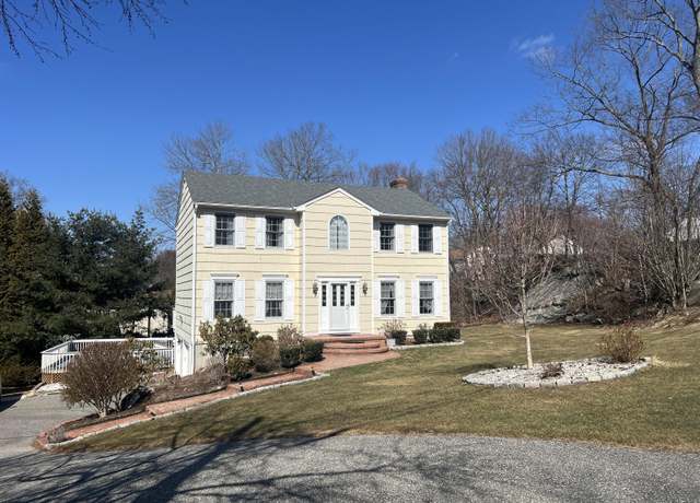 Property at 7 Stonegate Ln, Shelton, CT 06484, 3 beds, 3 baths