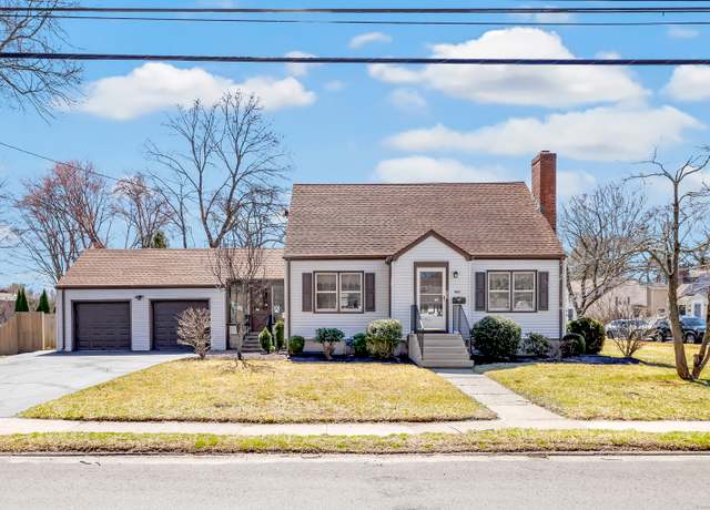 Property at 435 Connors Ln, Stratford, CT 06614, 4 beds, 1.5 baths