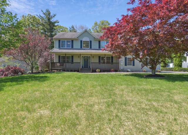 Property at 35 Damato Dr, Montville, CT 06370, 5 beds, 3.5 baths